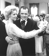 Joan Alien (links) als Pat Nixon und Anthony Hopkins als Richard M. Nixon